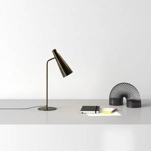 Lámpara de Mesa Contemporánea de Latón con Pantalla Metálica, Elegante Lámpara de Escritorio para Estudio y Espacio de Trabajo - Product Image 3