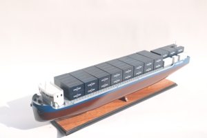Maqueta de Buque Portacontenedores de Madera Hecha a Mano - Réplica a Escala de Buque de Carga Comercial, Decoración de Escritorio, Contenedor CMA CGM - Product Image 6