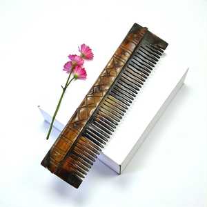 Peines para el Cabello Ecológicos de Hueso Blanco Marfil con Diseño Tallado de Letras, Técnica Pulida, Forma Natural, Artesanía Europea - Product Image 2