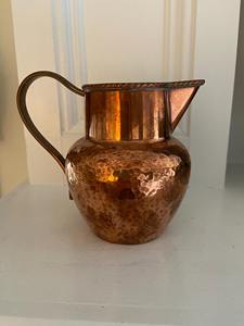 Carafe à eau en cuivre martelé avec corps large et poignée classique pour la cuisine, la salle à manger et la restauration, vente en gros depuis l'Inde - Product Image 2