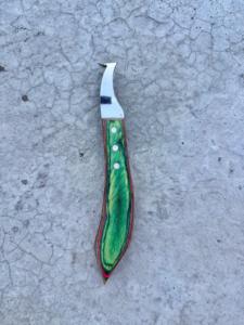 Couteau à boucle avec manche vert en acier J2, outil professionnel pour le soin des sabots des chevaux - Product Image 1
