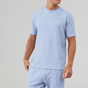 Conjunto de 2 piezas de pantalones cortos y camiseta de color sólido para hombre, conjunto de verano de algodón transpirable y cómodo para hombre. - Product Image 5