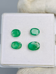 Esmeralda natural de Zambia, corte ovalado, 4 piezas, 5.92 quilates, buena calidad con brillo, color verde agradable, perfecta para tallar y pulir a precio económico. - Product Image 1