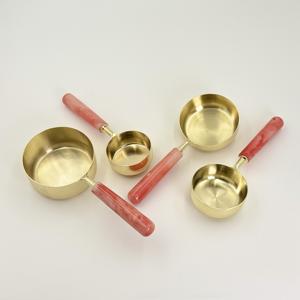 Juego de 4 Tazas Medidoras de Metal de Acero Inoxidable con Recubrimiento PVD Dorado Ecológico y Asas de Resina para Repostería, Cocina, Hogar y Hotel - Product Image 4