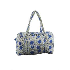 Sac de voyage matelassé vintage en coton biologique fait main, avec deux poignées, couleur unie, fermeture ouverte, idéal pour l'automne - Product Image 3