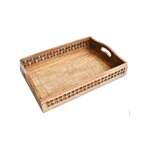 Bandeja rectangular para servir alimentos, tallada a mano, de madera de mango 100% natural, con acabado natural quemado, de fabricante indio. - Product Image 1