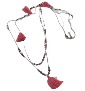 Collier élégant aux tons terreux avec chaîne dorée et perles, pendentif à pompon, collier streetstyle - Product Image 3