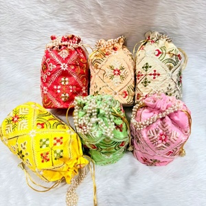 กระเป๋าปอทลีปักลายด้วยมือสำหรับความสง่างามในงานเทศกาล พร้อมลายปักดอกไม้ ปิดด้วยเชือกผูก และงานปักเลื่อมระยิบระยับ - Product Image 1