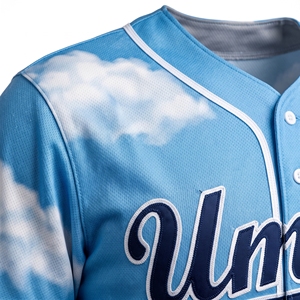 Camiseta de Béisbol Azul Cielo Personalizada con Estampado de Nubes, Nombre y Número Bordados, Sublimada, con Botones Completos, para Equipo de Softbol - Product Image 5