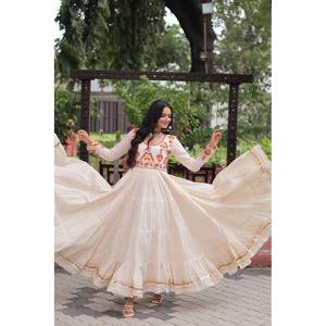 Vestido de Noche Blanco Hermoso Especial para Navratri, Talla M, con Bordado Multihilo - Product Image 2