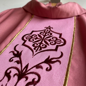 Chasuble pour le clergé avec bordure dorée et motif de vigne brodé – Vêtement liturgique religieux formel pour toutes les saisons, tenue d'église - Product Image 5