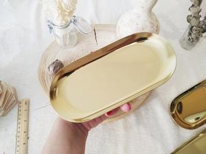Plateau de service ovale en métal doré minimaliste, parfait pour la présentation de thé, café, collations et desserts, pour la table à manger et le comptoir de cuisine, décoration intérieure. - Product Image 2