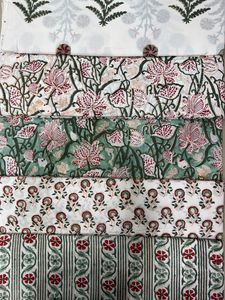 Tela de algodón estampada a mano con motivos florales, ecológica, reutilizable, personalizada, proveedor de tela estampada a mano para pedidos al por mayor. - Product Image 1