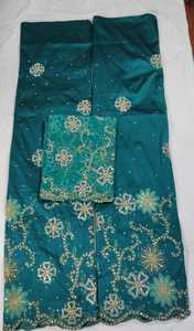 Clásico y Elegante: Tela de Tafetán Nigeriana George con Patrón Floral Lujoso, Trabajo en Piedras, Antiestática y Transpirable - Product Image 3