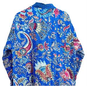 Robe indienne matelassée unisexe longue 100% coton, veste florale Kantha, doublure respirante et écologique, fermeture à ceinture, vêtements d'hiver et de plage - Product Image 4