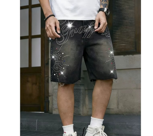 Shorts en jean non extensibles pour homme style streetwear américain, avec lettres en strass, délavage et ourlet effiloché, longueur genou, pour l'été - Product Image 1