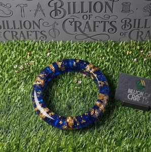 Billion Of Crafts Bracelet en résine époxy fait main, rond, bleu avec des taches dorées, bijou d'art de collection - Product Image 4