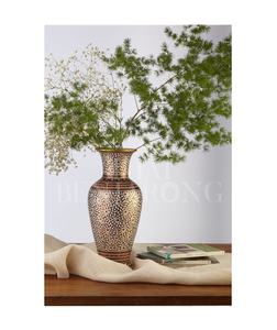 Patrón moderno Jarrones de metal Grabado menor Florero de metal Acabado personalizado Mesa de metal - Product Image 1