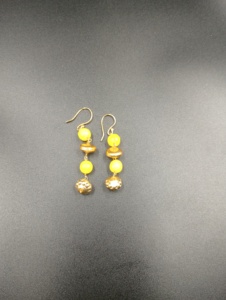 Pendientes Colgantes Amaira Jewels Chapados en Oro con Cuentas de Resina Amarilla y Perlas de Imitación, Joyería Vintage Hindú para Mujer - Product Image 3