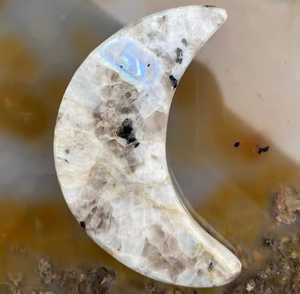 จี้คริสตัลธรรมชาติรูปพระจันทร์สีรุ้งพร้อมตะขอเงิน สำหรับเครื่องประดับบำบัดรักษา ใช้ในทางจิตวิญญาณและการทำสมาธิ ตามหลักฮวงจุ้ย - Product Image 3