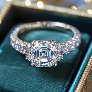 Anillo de Moissanita con Corte Ascher en Plata de Ley 925, Clásico y Atemporal, Anillo de Lujo para Compromiso, Boda y Fiesta - Product Image 3