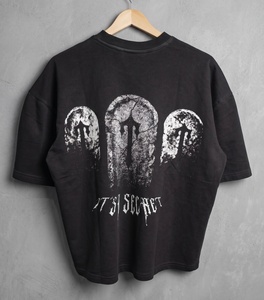 Camiseta Gráfica de Algodón Peinado Premium, Tejido Suave, Impresión Duradera, Detalle de Cuello con Ojales, Corte Holgado, Unisex - Product Image 1