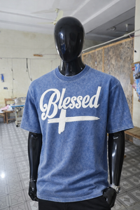 Nouveau design T-shirt imprimé croix 'Blessed' style urbain - Bleu délavé coupe ample mode Hip Hop pour hommes et femmes - Product Image 5