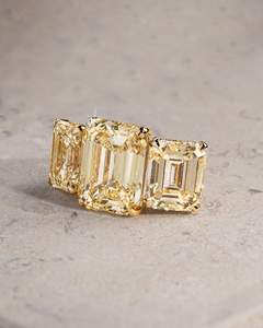 Anillo de Compromiso con Moissanita Corte Esmeralda, Plata de Ley 925, Bañado en Rodio, Engaste de Garras Romántico, Unisex, para Boda o Fiesta - Product Image 3