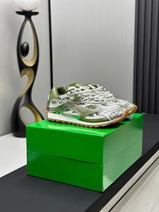 Sneakers de créateur haut de gamme, chaussures de course décontractées basses, style rétro argenté, chaussures de sport tendance, style de marche luxueux - Product Image 1