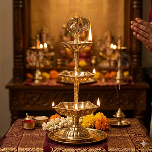 Lampe à huile en laiton à 3 niveaux avec finition paon, ensemble de thali en bois pour la puja, diya traditionnel pour la décoration de la maison à Diwali, cadeau de festival, vente en gros - Product Image 3