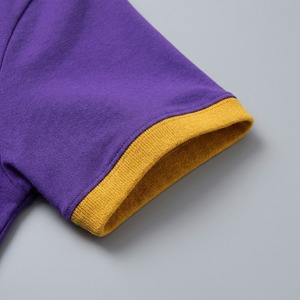 Camiseta Morada de Manga Corta para Hombre con Logotipo Omega Bordado en Dorado, Ribete en Contraste, Cuello Redondo, Corte Regular - Product Image 3