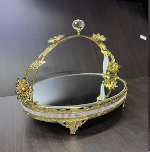 Panier doré en forme de bateau avec sections en verre cristal pour la présentation de fruits secs. Disponible aux prix de gros. # Boîte de fruits secs de luxe - Product Image 4