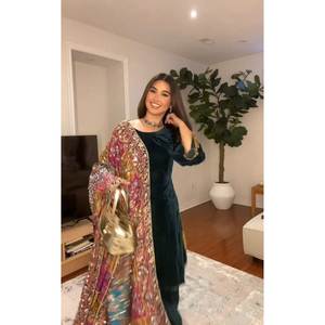 Conjunto de Top y Pantalón de Terciopelo Liso con Dupatta en Verde - Product Image 1