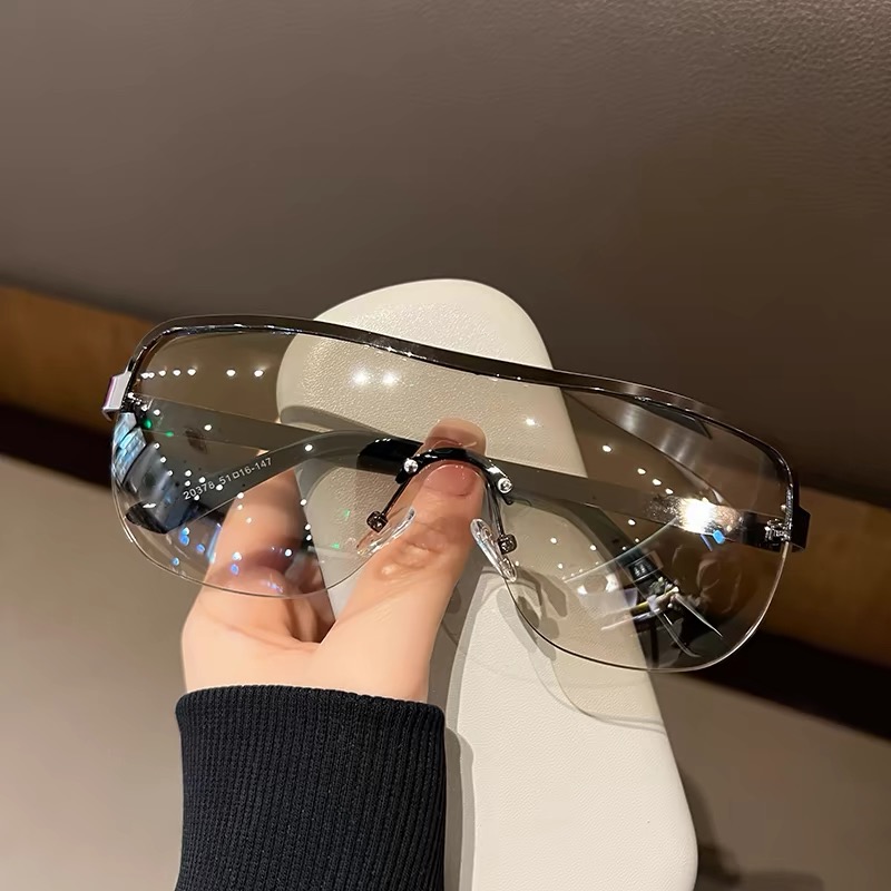 Monture grise, verres blancs