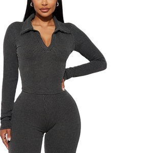 Conjuntos Deportivos de 2 Piezas para Mujer, Camiseta y Pantalones con Cuello en V, Elásticos, Transpirables, con Logotipo Personalizado de Alta Calidad, de Secado Rápido y Ecológicos - Product Image 3