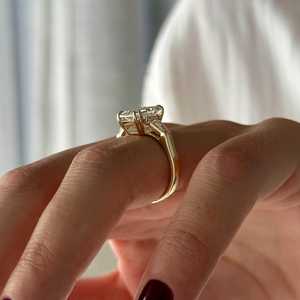 แหวนเพชรแล็บทรงเอเมอรัลด์ 4 กะรัต E VVS2 สามเม็ด ทองคำขาว 14k แบบสองขา ทรงเอเมอรัลด์ รับรองโดย IGI - Product Image 4