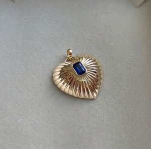 Pendentif cœur minimaliste en or 14 carats SARVOTTAM avec saphir bleu de laboratoire serti clos, pour femme, certifié IGI - Product Image 1