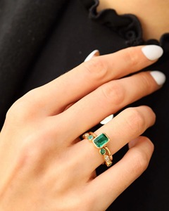 แหวนเพชรทรงเอเมอรัลด์สีเขียว 2.15 กะรัต ชุดแหวนหมั้นทองคำขาว 14K ประดับเพชรแบบฝังขอบ พร้อมแหวนแต่งงานแบบฮาล์ฟอีเทอร์นิตี้ - Product Image 6