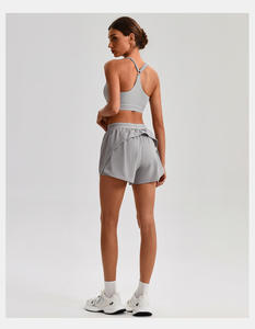 Ensemble de sport 3 pièces pour femme avec logo personnalisé, effet seconde peau, respirant : short, legging et brassière de sport - Product Image 3