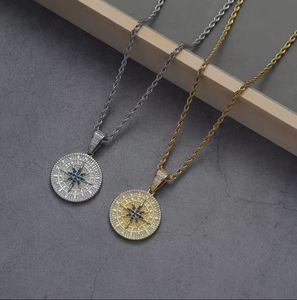 Colgante de Moneda con Diamantes Iced Out, Chapado en Oro Blanco, Latón con Micro Zirconia Azul, Colgante con Diseño de Brújula - Product Image 5