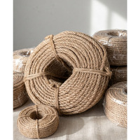 Corde en jute torsadée 100 % naturelle et écologique, lavable, alliant artisanat de qualité supérieure, responsabilité environnementale et performance exceptionnelle.