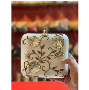 Bolso de mano de diseño indio para mujer, ideal para fiestas, eventos especiales, elegante y hecho a mano, disponible para la venta. - Product Image 1