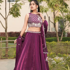 ชุดเลเฮนกาโชลีผ้าสีม่วงไวน์ ยี่ห้อเฟนดี้ ตกแต่งด้วยงานปักลูกปัด พร้อมเสื้อเบลาส์ และผ้าคลุมไหล่สีขาวลายบุตติ - Product Image 1