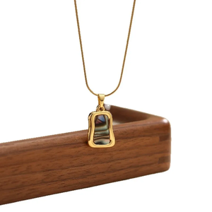 สร้อยคอจี้เปลือกหอยสไตล์เรโทรสำหรับผู้หญิง ชุบทองคำแท้ 18K พร้อมสายสร้อยแบบงูสุดหรู - Product Image 5