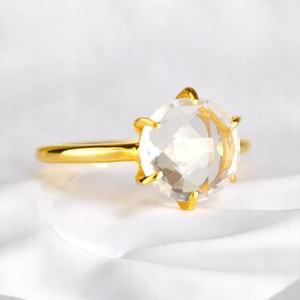 Anillo de Cuarzo Cristal Natural de 8 mm – Plata de Ley 925 con Baño de Oro y Engaste de Garras |   Anillo Redondo con Piedra de Nacimiento para Mujer, Último Diseño - Product Image 3