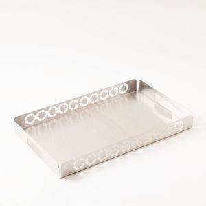 Elegante Bandeja de Servicio de Metal Pulido con Bordes Perforados y Patas de Garra para Uso Residencial - Product Image 2