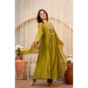 Ensembles de Kurta en Soie Chandari Pure Viscose pour Femmes avec Broderie de Sequins et Tissu de Bas en Soie Chandari Pure Viscose - Product Image 1