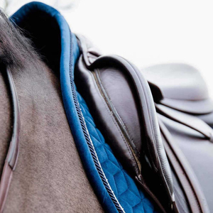 Tapis de selle polyvalent bleu matelassé en velours avec doublure en maille respirante et rembourrage en coton et polyester pour l'équitation - Product Image 4