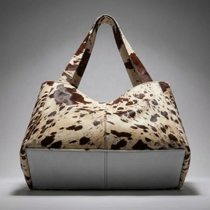 Sac fourre-tout unisexe en cuir véritable à imprimé vache, grande capacité, style hobo, avec poignée souple et fermeture éclair, sac à bandoulière tendance pour le quotidien - Product Image 4