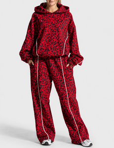 Ensemble de survêtement personnalisé pour femme avec logo, imprimé léopard rouge contrastant, sweat à capuche en polaire et pantalon de jogging décontracté oversize à jambe large - Product Image 1